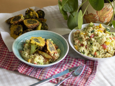 Brokkoliblumen auf buntem Reissalat
