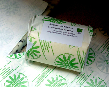 Käse eingepackt in Käsepapier