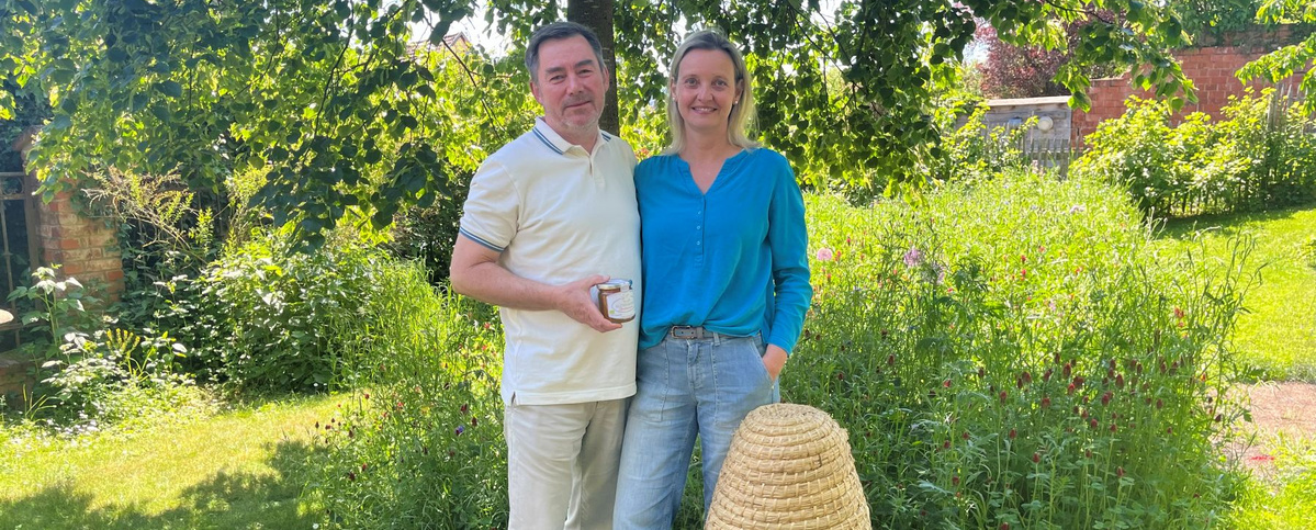 Daniela und Ralf Wattenbach in ihrem Garten