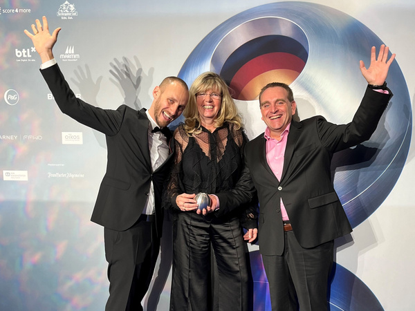 Weiling-Mitarbeitende bei der Übergabe des Preises