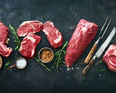 Fleisch auf einer grauen Schieferplatte
