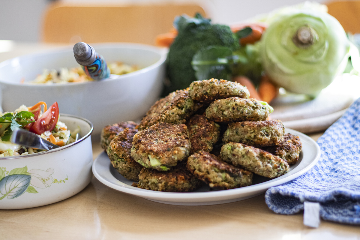 Brokkoli Frikadellen mit Chinakohlsalat