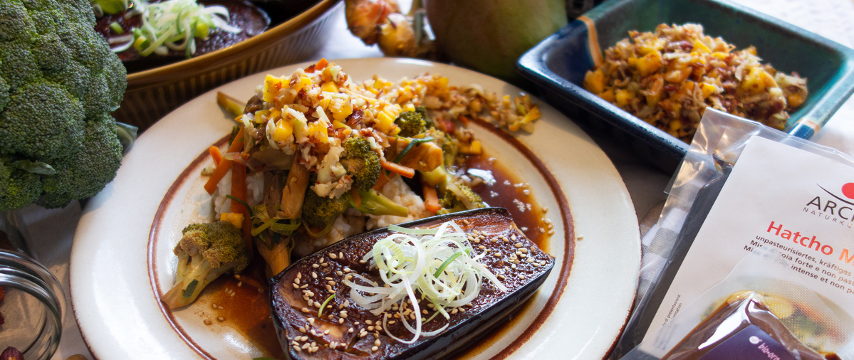 Gebackene Miso-Auberginen an Gemüse und Naturreis