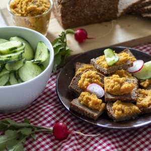 Linsen-Süßkartoffel-Aufstrich und Gurkensalat