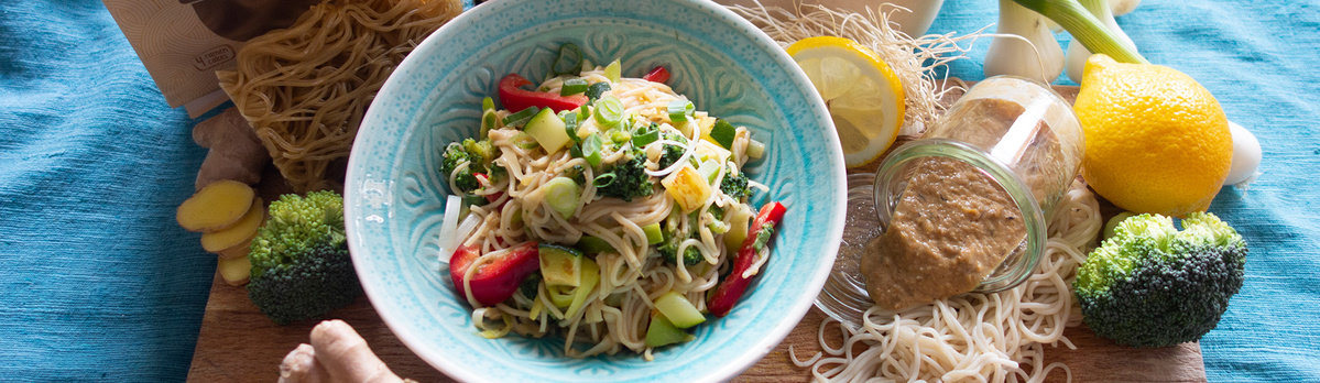 Kalter asiatischer Nudelsalat mit Erdnusssauce