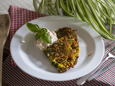 Kartoffel-Ma-Mö Pfannenpuffer mit fruchtiger Frischezauber-Creme