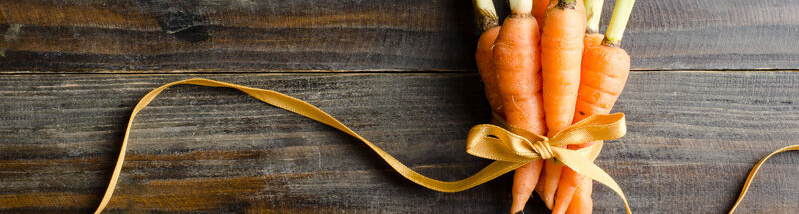 Karotten mit einer Schleife