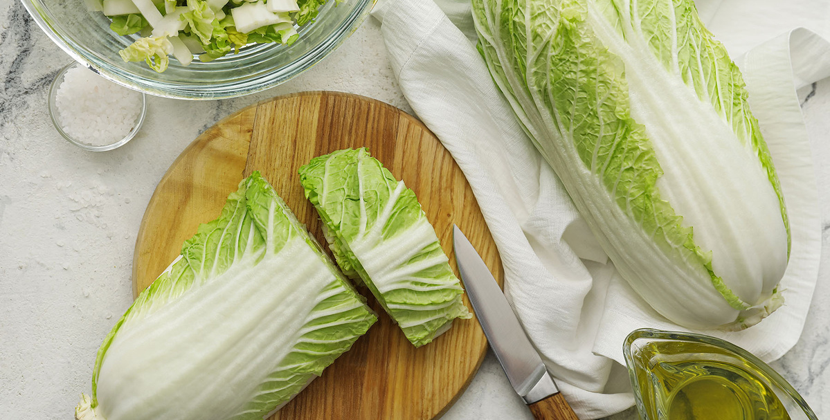 Chinakohl liegt auf einem Brettchen