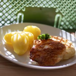 Kohlrabischnitzel mit Salzkartoffeln und Honig Joghurt Senf Dip