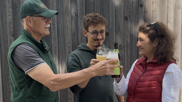 Drei Personen stoßen mit Riedenburger Bier an
