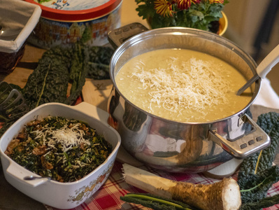 Meerrettichsuppe mit Walnuss-Schwarzkohl-Topping