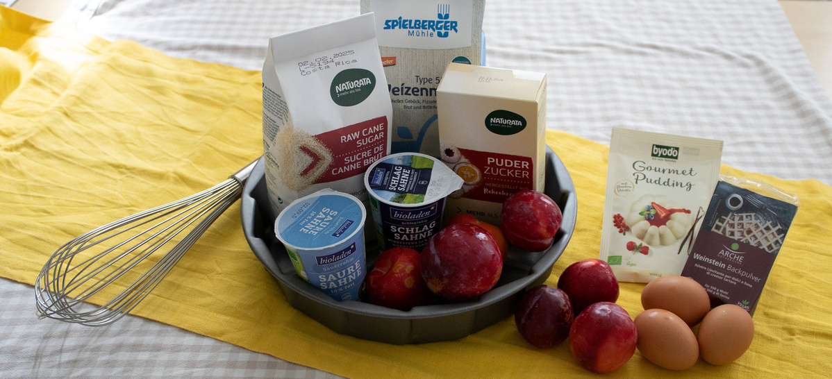 Die Zutaten für einen Pflaumenkuchen