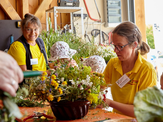 Blumenkranzbinden am Hoffest 2023