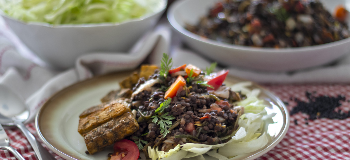 Teller mit Beluga-Gemüse-Linsen und Tempeh
