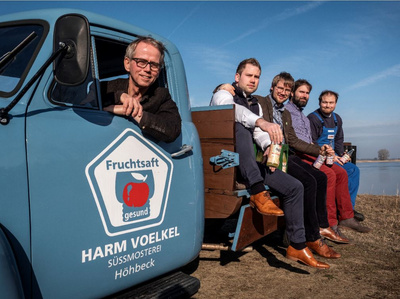 Familie Voelkel in einem alten Lieferwagen