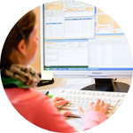 Frau sitzt am Computer