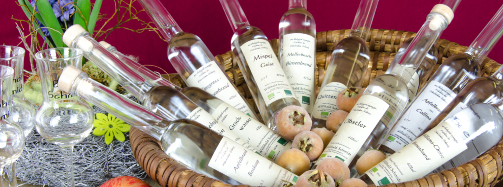 Schnapsflaschen in einem Korb