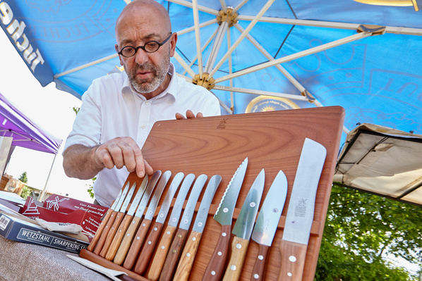 Lothar Madl präsentiert Windmühlenmesser am Hoffest am Baumannshof