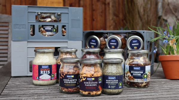 Nüsse, Reis und Samen in Mehrweg-Gläsern