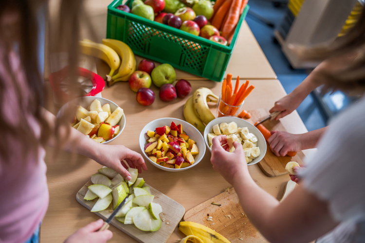 Kinder schneiden Obst