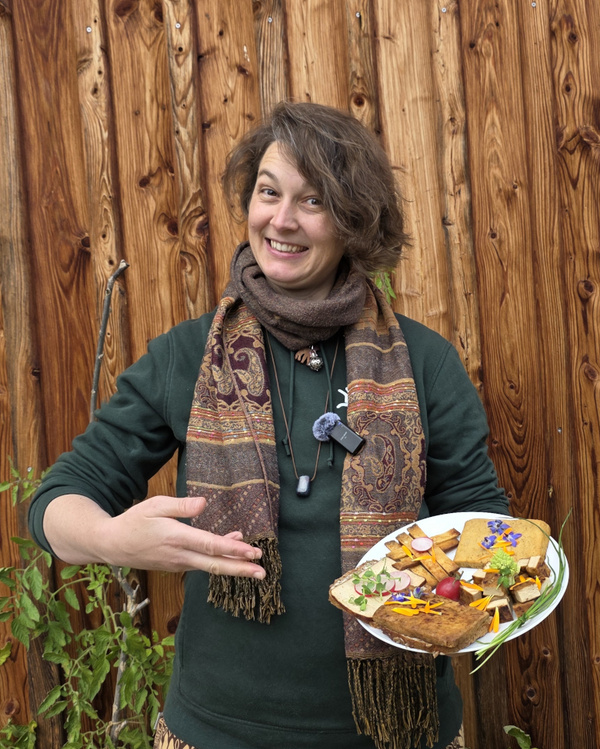 Sarah hält Teller mit Soma Tofu hoch