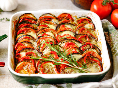 Ratatouille-Gemüse aus dem Ofen mit Mozzarella