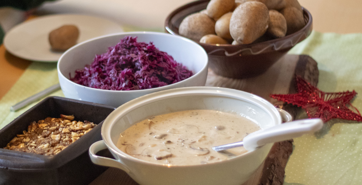 Nussbraten mit Rotkohl, Kartoffeln und Champignonrahmsauce 