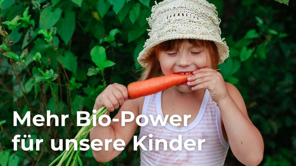 Kind beißt in Möhre