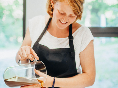 Jule von der Andorfer Ölmühle füllt Öl ab