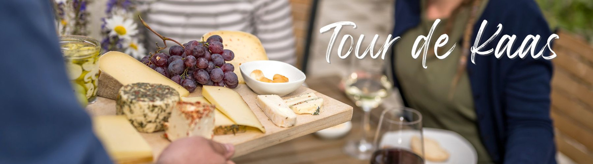 Brett mit verschiedenen Käsesorten