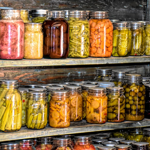 fermentiertes Gemüse in Gläsern