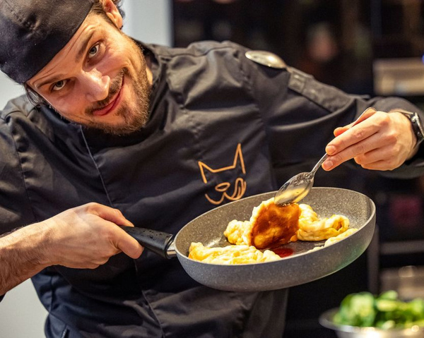 Stefan Dicke Katze kocht