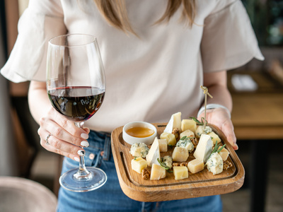 Käseplatte und Weinglas