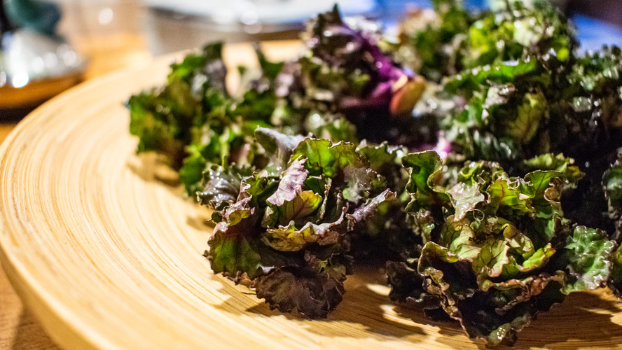 Flower Sprouts auf Holzteller