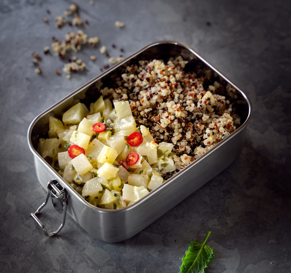 Buntes Quinoa mit weißem Gemüseragout