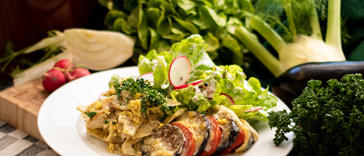 Tomaten-Auberginen-Gratin mit Fenchelrührei und Salat - Baumannshof