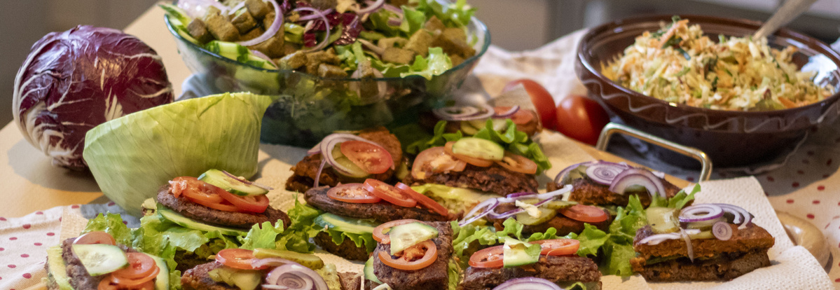 Vegane Burger mit Salat und Coleslaw