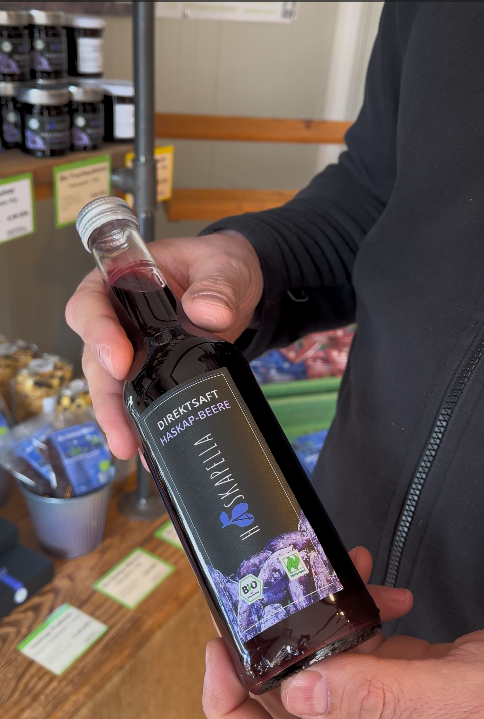 Flasche mit Saft aus der Haskap-Beere