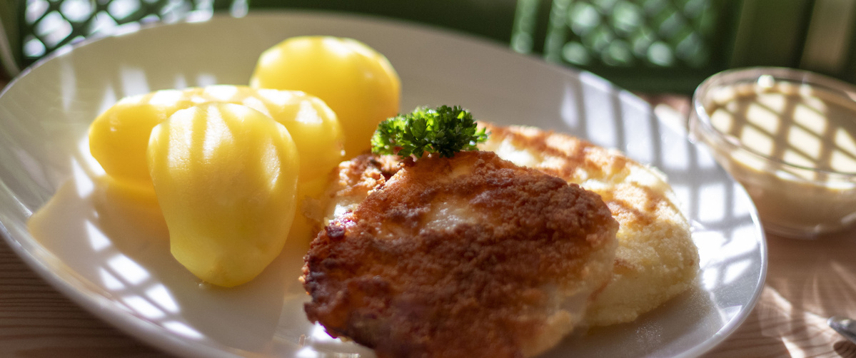 Kohlrabischnitzel mit Salzkartoffeln und Honig Joghurt Senf Dip