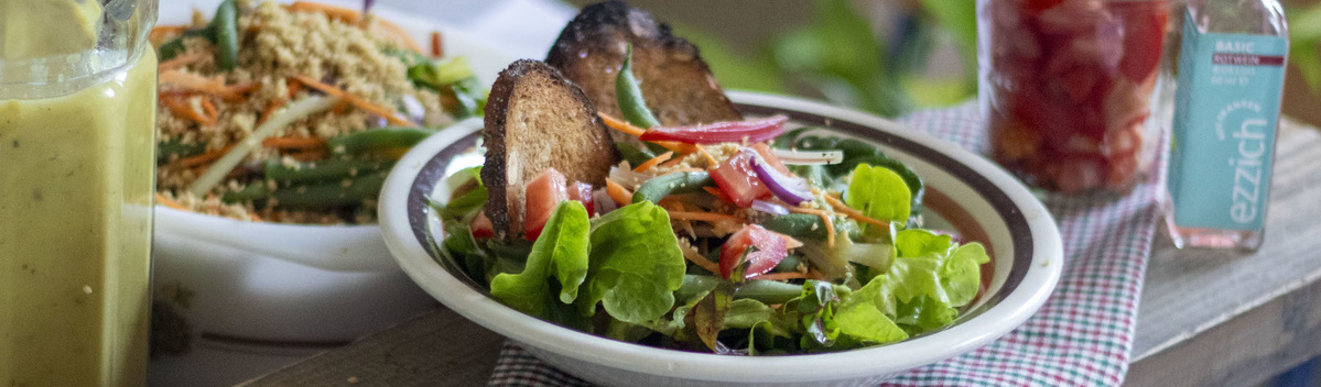 Leichter Sommersalat mit Ranch-Sonnendressing