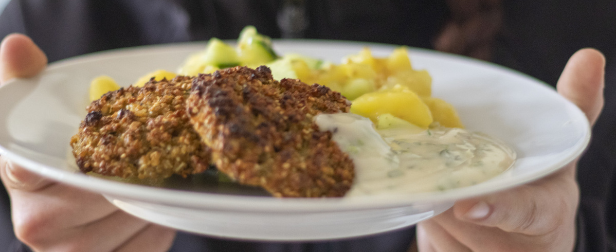 Stefans Kartoffel-Gurken-Salat mit Grünkernbratlingen