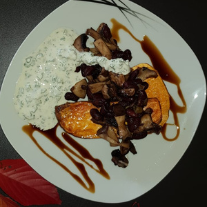 Gebackene Süßkartoffeln mit Pilzen