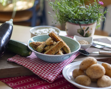 Aubergine und Zucchini Knuspersticks