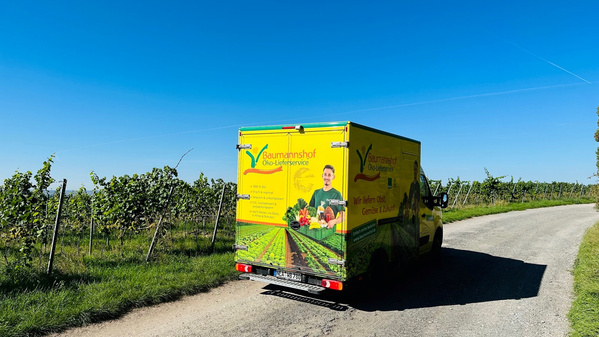 Lieferauto Baumannshof in den Weinbergen