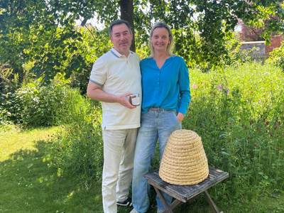 Daniela und Ralf Wattenbach in ihrem Garten