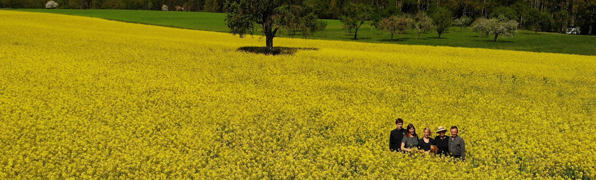Familie Weinmann im Rapsfeld