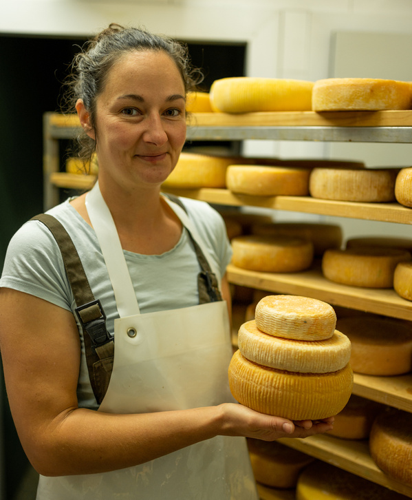 Mira in der Käserei am Ziegenhof Peters Glück