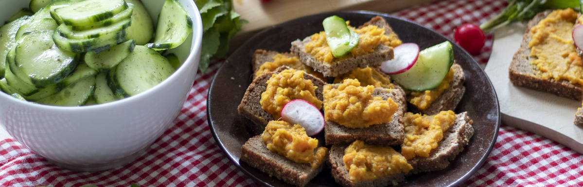 Linsen-Süßkartoffel-Aufstrich und Gurkensalat