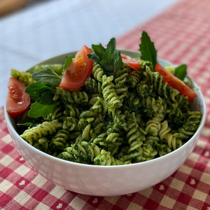 Wildkräuterpesto und Lauch in Weißwein-Sahne-Soße