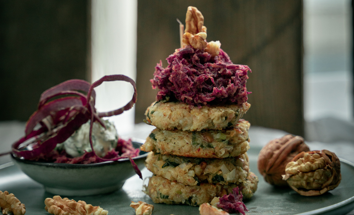 Sellerie-Walnuss-Bratlinge mit Karottensalat